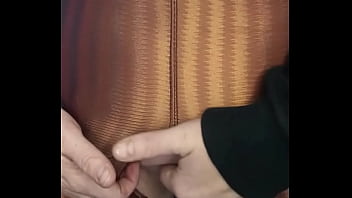 Madrasta nota que calça rasgou em academia mas estava sem calcinha vídeos deixe nos comentários