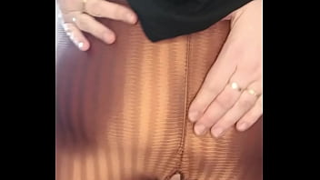 Madrasta nota que calça rasgou em academia mas estava sem calcinha vídeos deixe nos comentários