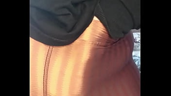 Madrasta nota que calça rasgou em academia mas estava sem calcinha vídeos deixe nos comentários