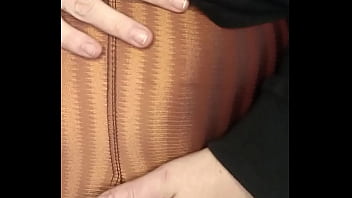 Madrasta nota que calça rasgou em academia mas estava sem calcinha vídeos deixe nos comentários