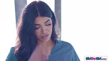 An oily full body massage is just what petite vanna bardot d lesbian masseuse jasmine sherni massages her feet and her pussylips