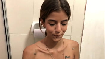 Mi Hermanastra Me Encuentra Masturbándome En Su Baño Y Me Da El Placer De Correrme En Su Cara Joven Historia Completa thumbnail