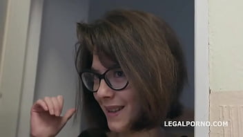 De geilheid droop van haar af terwijl ze badend in het zweet genoot van drie pikken tegelijk diep in haar lichaam en meerdere orgasmes haar overspoelden