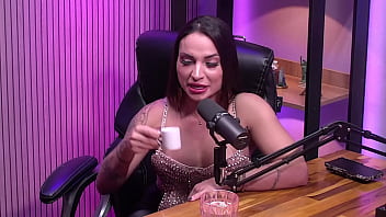 Ela colocou todo o vibrador na buceta Ela colocou todo o vibrador na buceta
