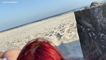 Olha oque essa putinha fez na praia fiquei de pau duro