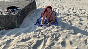 Olha oque essa putinha fez na praia fiquei de pau duro