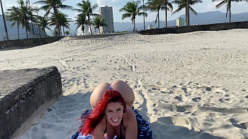 Olha oque essa putinha fez na praia fiquei de pau duro