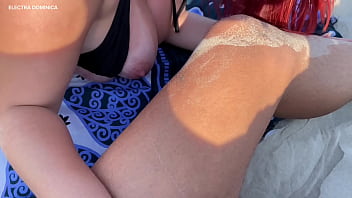 Olha oque essa putinha fez na praia fiquei de pau duro