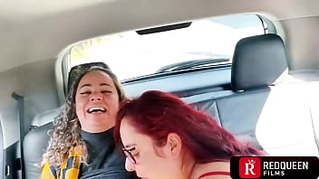 Putaria dentro do carro com duas loucas se pegando e todo mundo vendo two crazy women having sex in the car with everyone watching