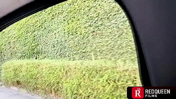 Putaria dentro do carro com duas loucas se pegando e todo mundo vendo two crazy women having sex in the car with everyone watching