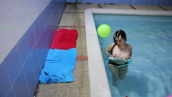 Me encanta relajarme en la piscina