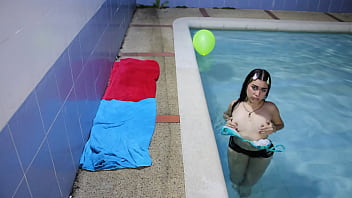 Me encanta relajarme en la piscina