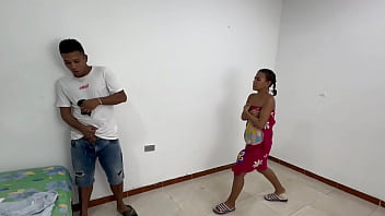 La india de mi hermanastra me encuentra en su cuarto martumbandome con su panty y le pido que me saque la leche