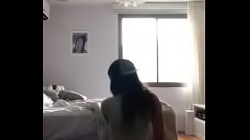 Morena gostosa fazendo twerk