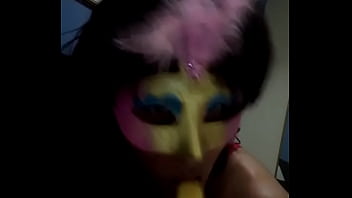 Vanessa mamando platano