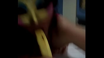 Vanessa mamando platano