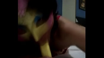 Vanessa mamando platano