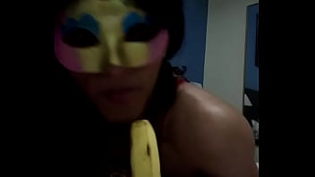 Vanessa mamando platano