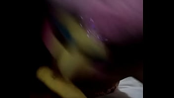 Vanessa mamando platano