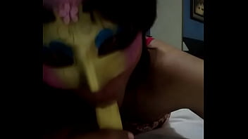 Vanessa mamando platano