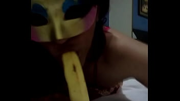 Vanessa mamando platano