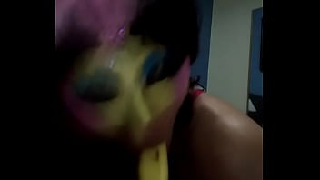 Vanessa mamando platano