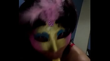 Vanessa mamando platano