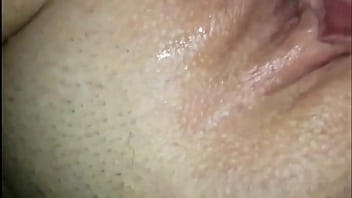 Esposa dividida com os amigos sem camisinha e ainda tomando gozada dentro da buceta