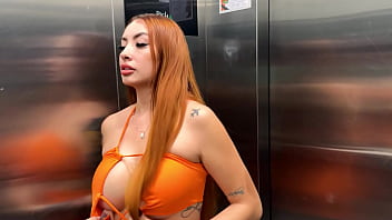 I meet my neighbor in the elevator and fuck her outdoors