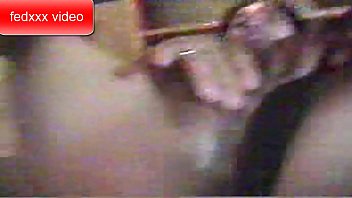 Dandole la leche en el coño