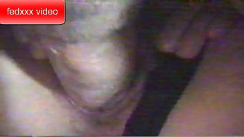 Dandole la leche en el coño