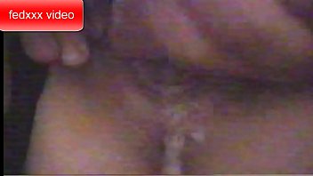 Dandole la leche en el coño