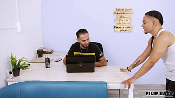 Mi mejor amigo se folla a mi esposa hotwife mientras estoy trabajando soy un cornudo