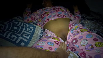 Mi Dulce Hijastra Disfruta Que La Visite Por Las Noches En Su Habitación Se Puso Tan Cachonda Que Me Dejó Terminar Adentro De Su Panocha Depilada thumbnail