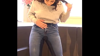 Fazendo xixi nas cal&ccedil;as jeans