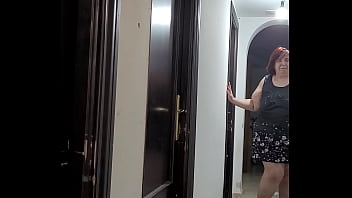 Coolmarina se mea encima la muy guarra y juega con el palo de fregar para darse gusto Coolmarina se mea encima la muy guarra y juega con el palo de fregar para darse gusto