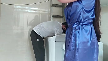 Casada provocando o técnico que foi arrumar a máquina de lavar roupas a safada abriu o roupão na frente dele completo no red e no sheer Casada provocando o técnico que foi arrumar a máquina de lavar roupas a safada abriu o roupão na frente dele completo no red e no sheer