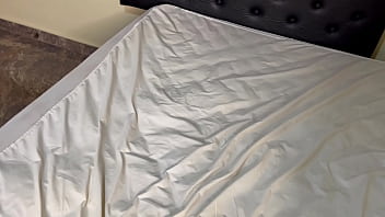 Tentando tirar a virgindade do cozinho da gostosa primeiro passando a pomada pra não sentir dor vamos tentar colocar a pica toda