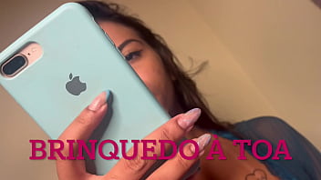 Tentando tirar a virgindade do cozinho da gostosa primeiro passando a pomada pra não sentir dor vamos tentar colocar a pica toda