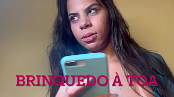 Tentando tirar a virgindade do cozinho da gostosa primeiro passando a pomada pra não sentir dor vamos tentar colocar a pica toda