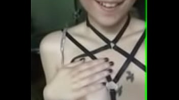 Enseñando tetas y lengua