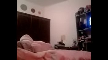 Se masturba en su cuarto Se masturba en su cuarto