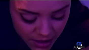 Deux belles coquines bisexuelles profitent d'un plan à trois