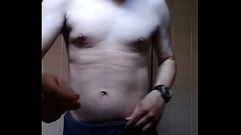 Homem sem camisa se mostrando