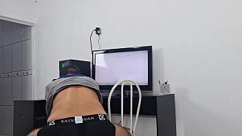 Safada recebe técnico sem calcinha e se exibe