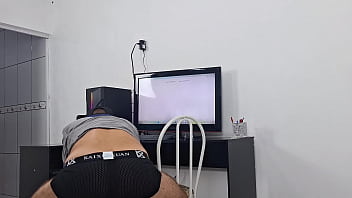 Safada recebe técnico sem calcinha e se exibe