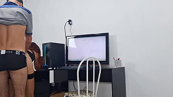 Safada recebe técnico sem calcinha e se exibe