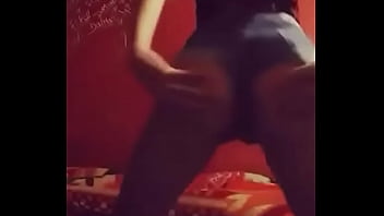 Mimaa conti moviendo el culo