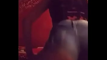 Mimaa conti moviendo el culo