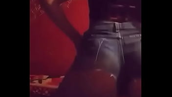 Mimaa conti moviendo el culo